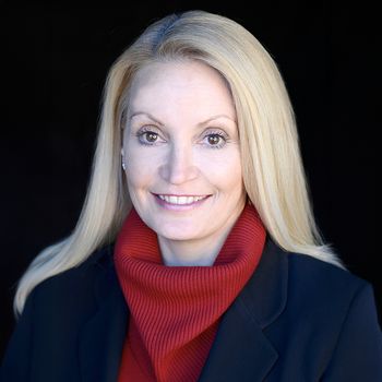 Portrait of Leslie Elliott, Associate Broker